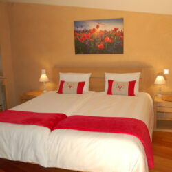 Lit de 180x200 cm avec matelas séparés.