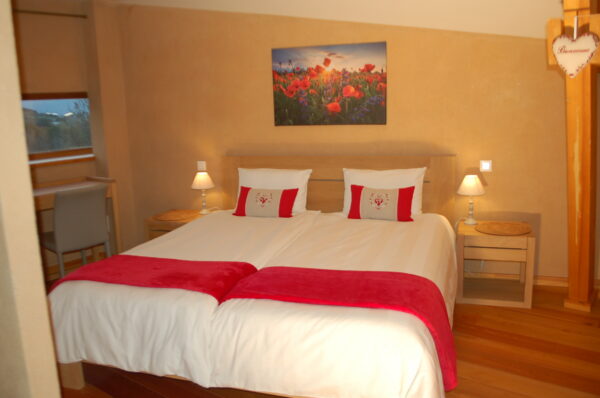 Lit de 180x200 cm avec matelas s&eacute;par&eacute;s.