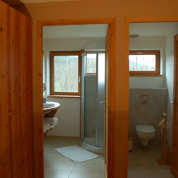 Chambre Morgon: Accès à laToilette et à la salle d'eau indépendante pour chaque chambre