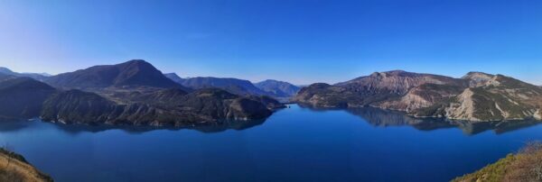 Le Lac de Serre-Ponçon vu du village Le Sauze-du-Lac