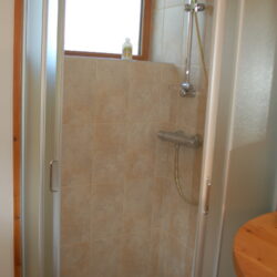 Salle d'eau: La douche à côté du lavabo