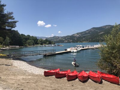 La Plage à côté du lac de Serre-Ponçon