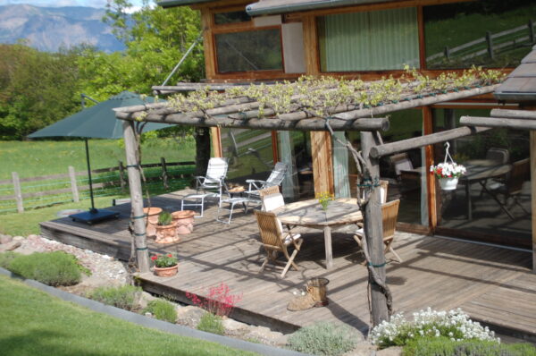 Une large terrasse orienté plein sud avec un large parasol et le nécessaire pour vous relaxer.